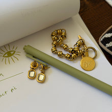 Load image into Gallery viewer, Mini Daisy Earrings